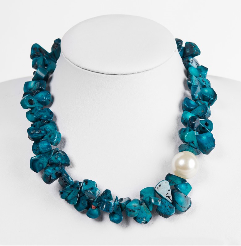 DR140AA - BLUE TEARDROP-SHAPED CORALS AND A WHITE BEAD NECKLACE -20%