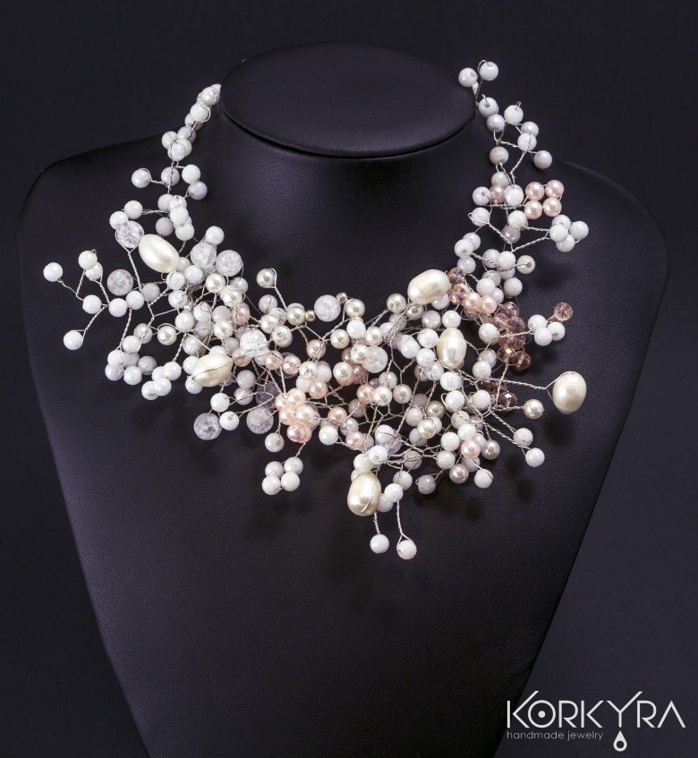 ZC203 - FRESHWATER PEARLS, QUARTZ CRYSTAL AND GLASS BEADS