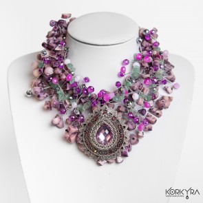 ZC140 - PURPLE TEARDROP-SHAPED CORALS, A PENDANT AND GREEN CHIPS